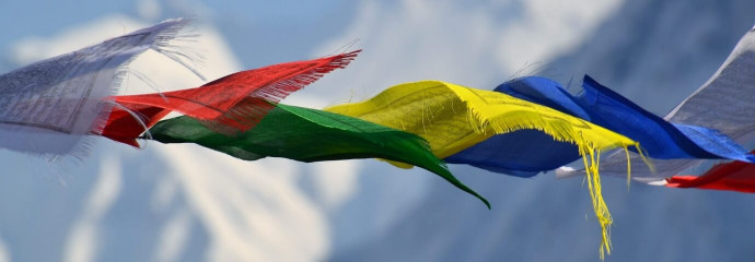 Drapeaux de prière boudhiste au Népal 